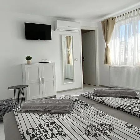 Four Rooms Curtea De Arges Exterior photo